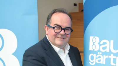 Clemens Baumgärtner (CSU) spricht sich für die Bewerbung des kostenlosen vhs-Online-Lernportals über die offizielle Homepage der Stadt aus. (Foto: job)