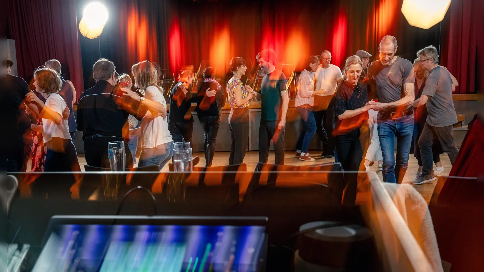 Am 10. Mai wird wieder zum Tanzvergnügen in Ebersberg eingeladen.  (Foto: altes kino)