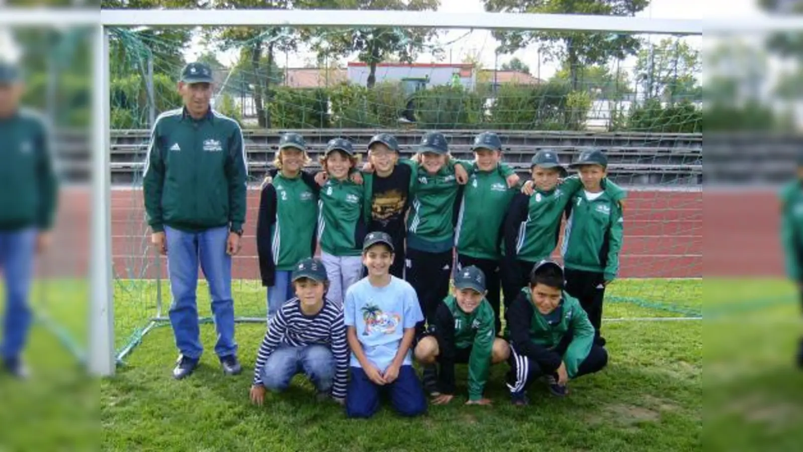 Die Kinder der E3-Fußballmannschaft des SV Aubing, hier mit ihrem Trainer Hans Klotz, spielen nicht nur mit viel Freude Fußball – sie wollen gerne auch anderen Kindern helfen. (Foto: Gerl)