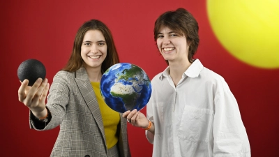 Sienna Drack (rechts) und Claire Dillmann vom Oskar-von-Miller-Gymnasium sind Bundessiegerinnen bei Jugend forscht.<br><br> (Foto: Stiftung Jugend forscht e.V.)