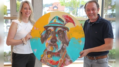 Freuen sich auf die Ausstellung: Corinna Reisner und Gemeinderat Hans-Hermann Weinen, Beauftragter für Kultur. (Foto: Gemeinde Herrsching)