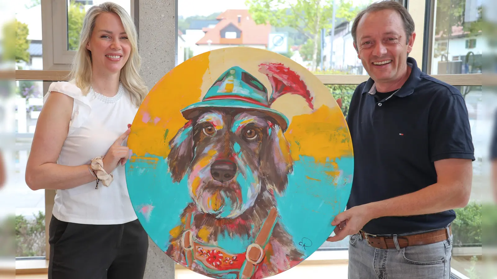 Freuen sich auf die Ausstellung: Corinna Reisner und Gemeinderat Hans-Hermann Weinen, Beauftragter für Kultur. (Foto: Gemeinde Herrsching)