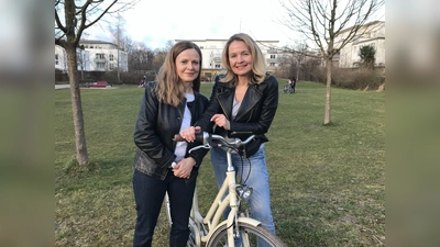 Die Freundinnen Peggy Schön (links) und Gudrun Rapke-Brockert kandidieren für den Bezirksausschuss 13. (Foto: privat)