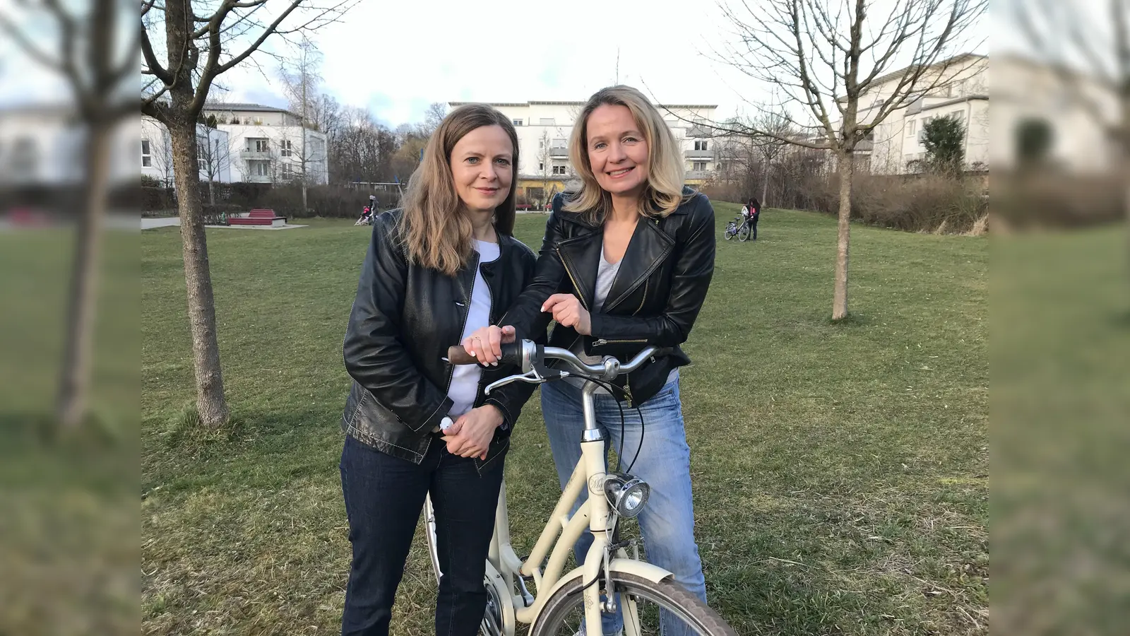 Die Freundinnen Peggy Schön (links) und Gudrun Rapke-Brockert kandidieren für den Bezirksausschuss 13. (Foto: privat)