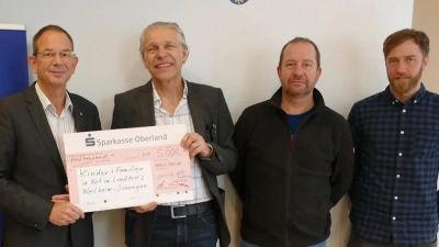 Spende vom Lions Club Weilheim-Ammersee (v.l.): Wolf Jetter (Präsident Lions Club Weilheim-Ammersee), Jürgen Wachtler (Leiter Jugendamt), Bernhard Kann (Activity-Beauftragter Lions Club) und Wolfgang Herz (Kommunale Jugendarbeit). (Foto: Landratsamt Weilheim-Schongau)