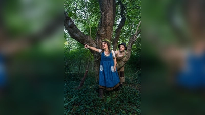 Unterwegs im Wald: Carolin Ritter als Hänsel und Yvonne Steiner als Gretel. (Foto: © fotografiepokorny, Lukas Pokorny)