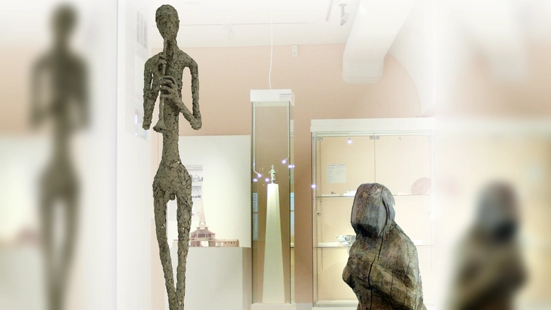 Bernhard Süßbauers Skulpturen aus Holz, Stein, Bronze oder Pappmaché zeigen Figuren, die zwischen Überzeichnung und Vereinfachung changieren. (Foto: Museum Aschheim/A. Pütz)