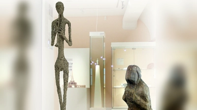 Bernhard Süßbauers Skulpturen aus Holz, Stein, Bronze oder Pappmaché zeigen Figuren, die zwischen Überzeichnung und Vereinfachung changieren. (Foto: Museum Aschheim/A. Pütz)