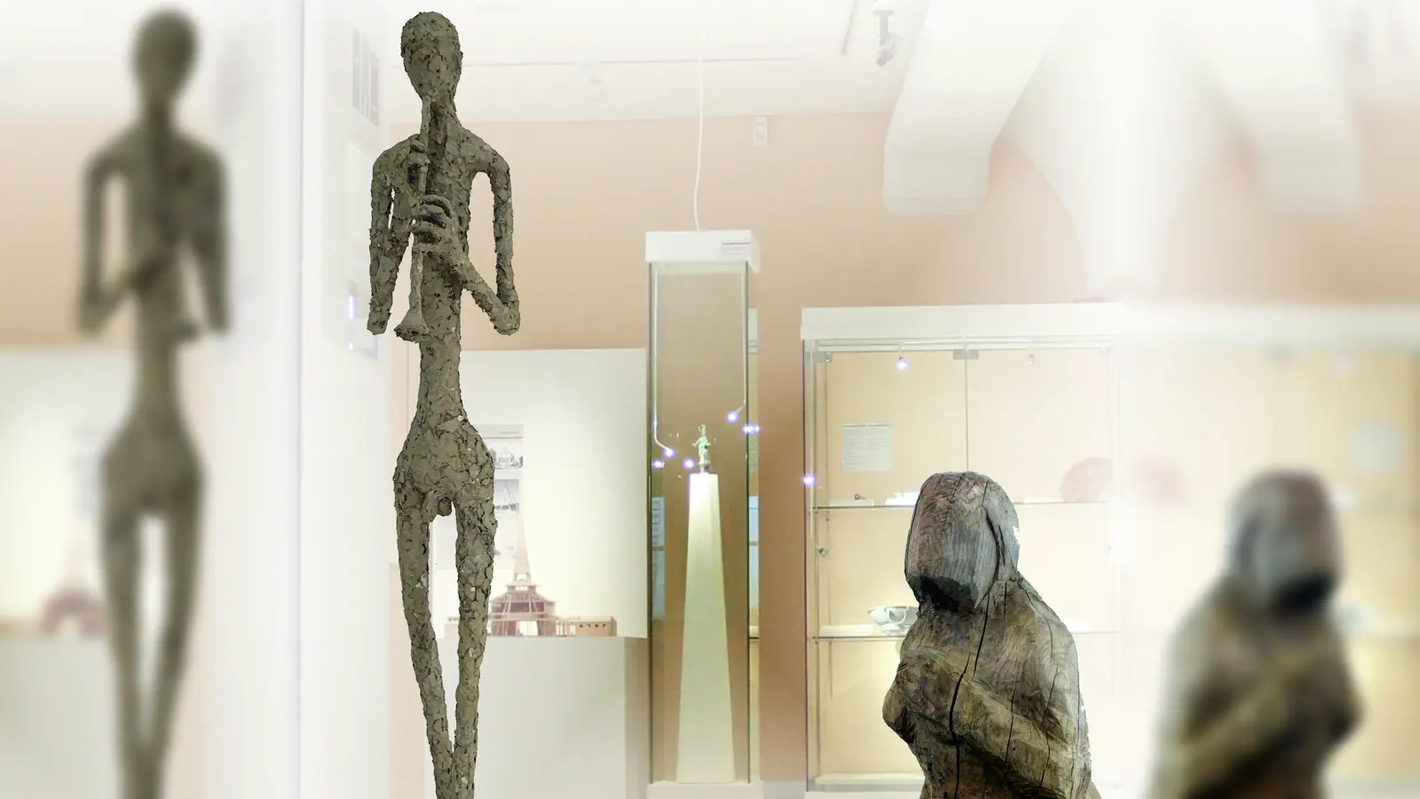 Bernhard Süßbauers Skulpturen aus Holz, Stein, Bronze oder Pappmaché zeigen Figuren, die zwischen Überzeichnung und Vereinfachung changieren. (Foto: Museum Aschheim/A. Pütz)