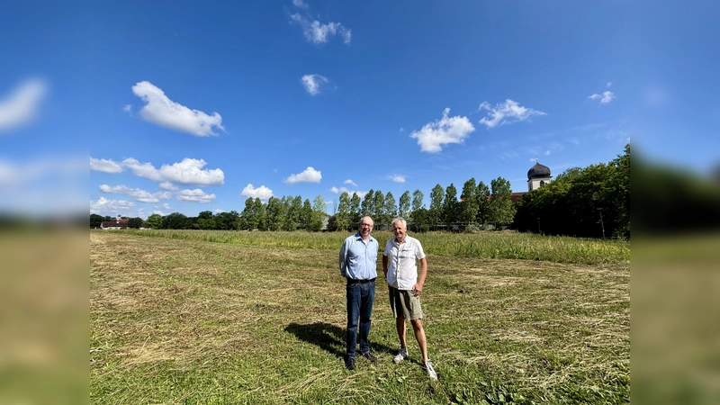 Die Antragsteller Johannes Wimmer und Andreas Ellmaier (r.) vor dem möglichen Areal für einen Obermenzinger Festplatz. (Foto: Ulrike Seiffert)