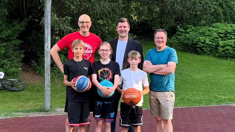 Freude bei der Einweihung des sanierten Basketballplatzes im Westpark: U12-Spieler und (v.l.) Nikolaus Lemli, Daniel Liebetruth und Christian Gruber. (Foto: SV Germering)