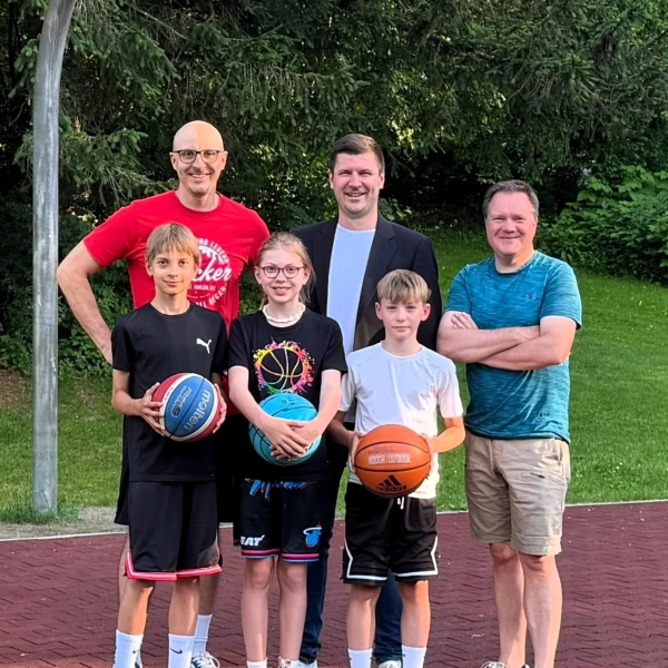 Freude bei der Einweihung des sanierten Basketballplatzes im Westpark: U12-Spieler und (v.l.) Nikolaus Lemli, Daniel Liebetruth und Christian Gruber. (Foto: SV Germering)