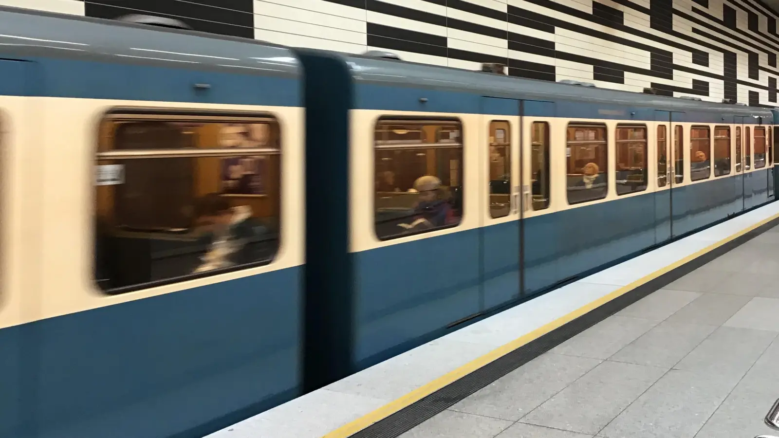 Ein Mann ist von einer U-Bahn erfasst und tödlich verletzt worden. (Symbolbild: dm)