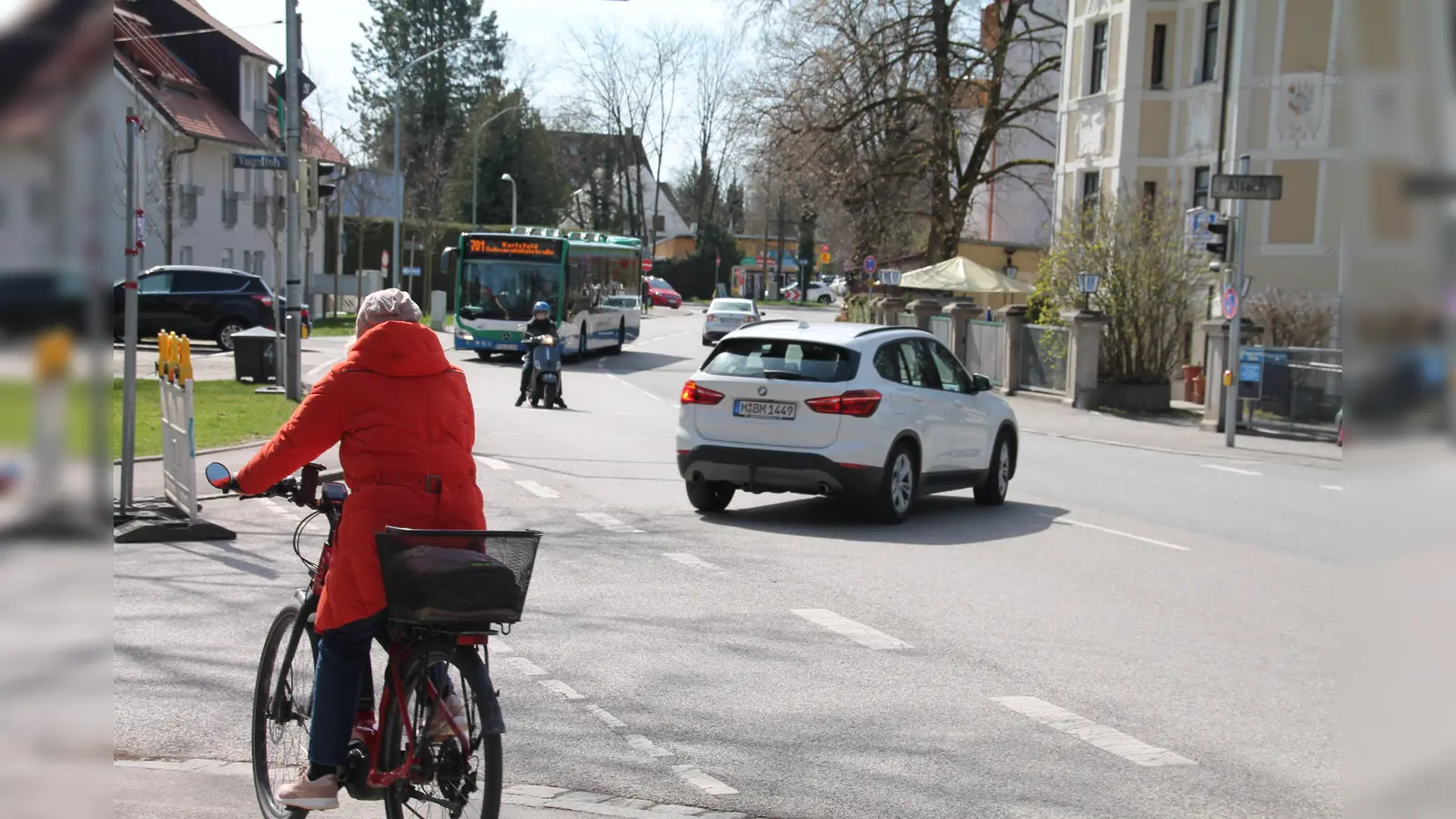 Die Kreuzung Vogelloh und Zum Schwabenbächl sei für Kinder gefährlich. Sie müsse entschärt werden, schreibt eine Allacher Mutter an den BA. (Foto: bb)