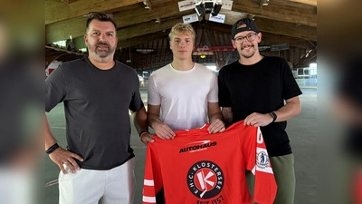 Der finnische Stürmer Luka Kauppila (Mitte), der in der letzten Woche bereits in Grafing eingetroffen ist, zusammen mit Head-Coach Thomas Vogl (l.) und dem Sportlichen Leiter Marc Kerndl (r.). (Foto: smg)