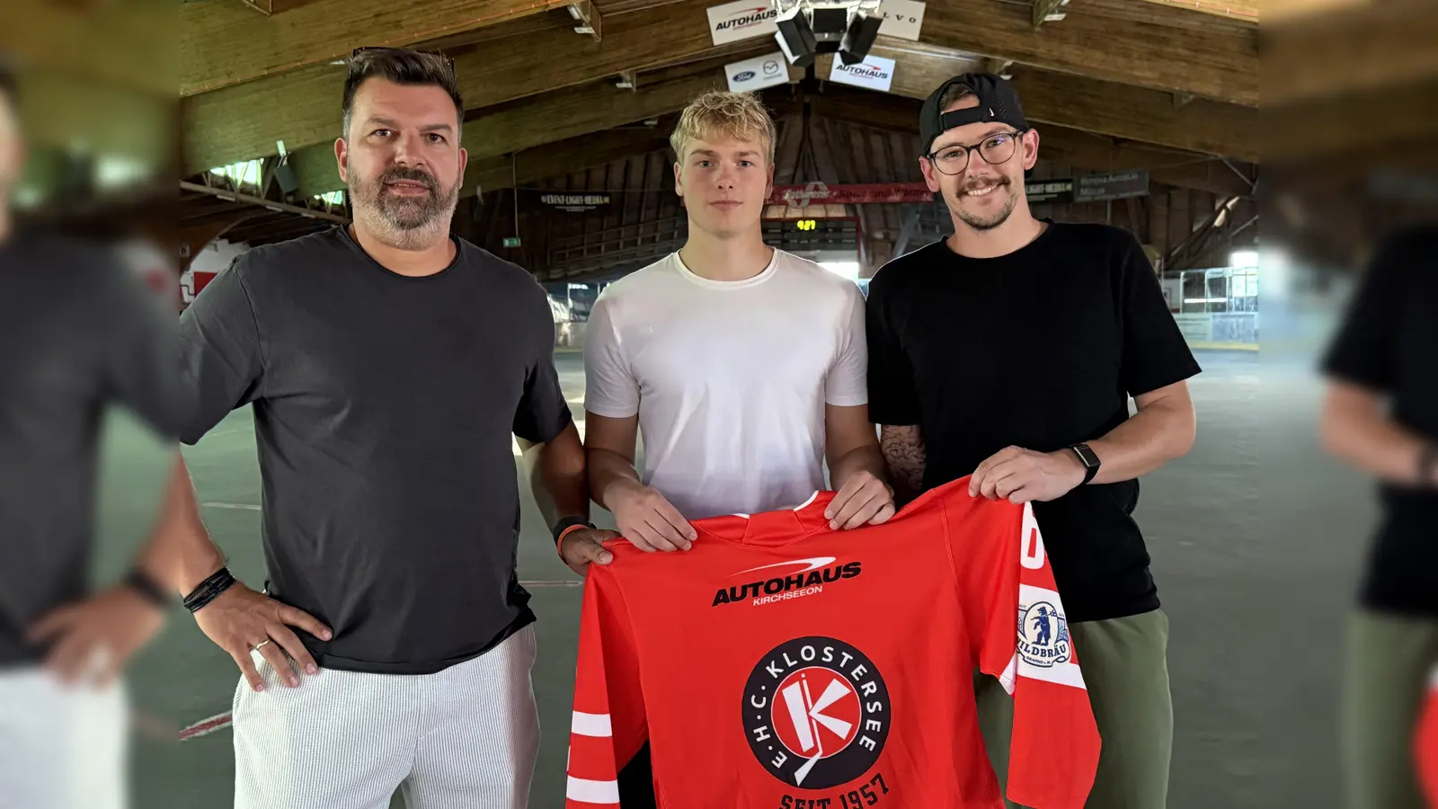 Der finnische Stürmer Luka Kauppila (Mitte), der in der letzten Woche bereits in Grafing eingetroffen ist, zusammen mit Head-Coach Thomas Vogl (l.) und dem Sportlichen Leiter Marc Kerndl (r.). (Foto: smg)