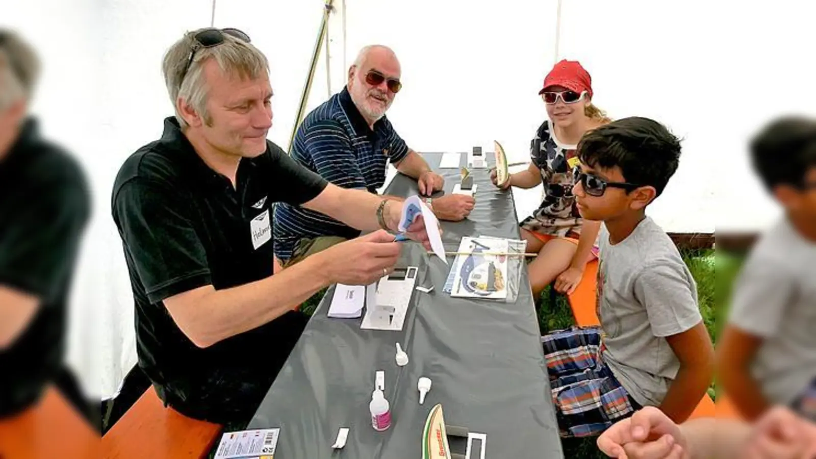 Beim Schnupperflugtag durften die jungen Besucher selber einen Flieger basteln. 	 (Foto: VA)