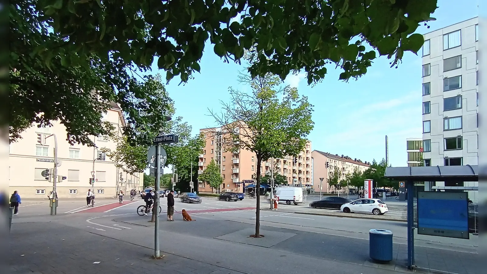 Der Bezirksausschuss Sendling fordert von der Stadt, durch Tempo 30 rund um den Herzog-Ernst-Platz zeitnah für mehr Sicherheit zu sorgen. (Foto: tje)