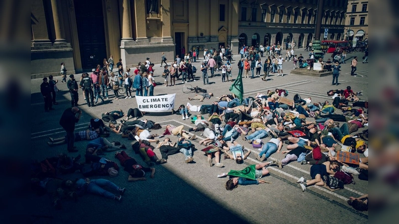 Die-in: Die Demonstranten "sterben" für den Klimaschutz, damit der Mensch die Natur nicht zerstört und die Erde für ihn unbewohnbar macht. (Foto: XR)