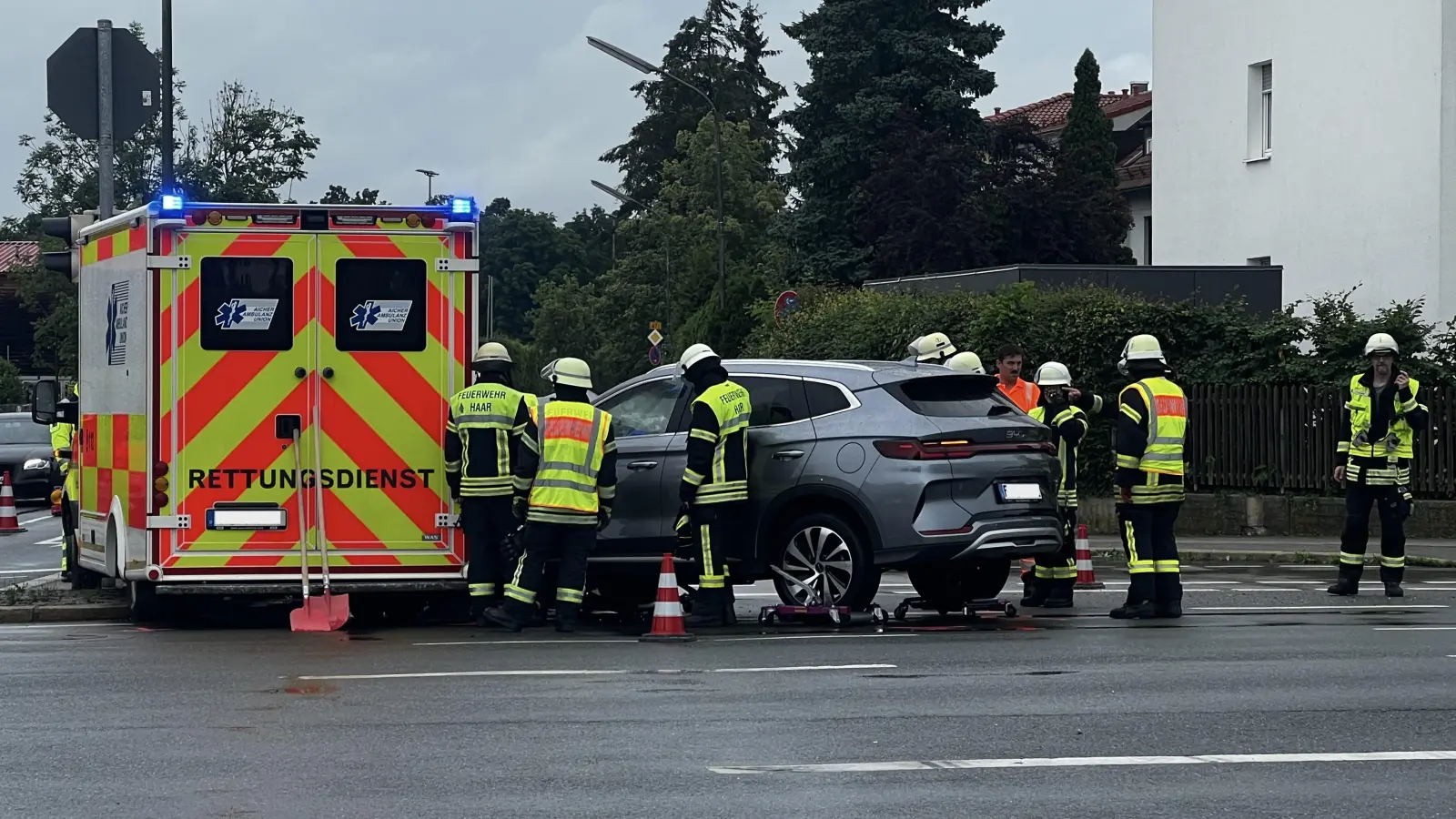 Bei einem Verkehrsunfall in Haar sind ein Rettungswagen und ein Pkw zusammengestoßen. (Foto: FFH)