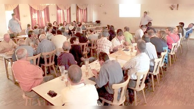 Volles Haus bei der Gründungsversammlung der Bürgerinitiative »Nordumfahrung  die vernünftigere Alternative«. 50 Personen kamen, etwa doppelt so viele wie erwartet.	 (Foto: sy)