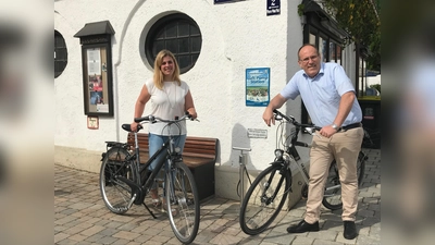 Hohenbrunns Bürgermeister Dr. Stefan Straßmair und Klimamanagerin Tanja Hellmann freuen sich auf viele Mitradler bei der Aktion Stadtradeln. (Foto: hw)