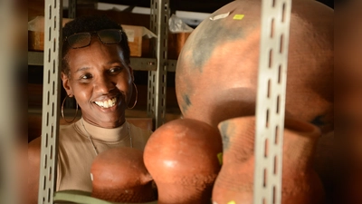 Afrika fasziniert durch seine Natur und Kultur. Aus einem archäologischen Forschungsprojekt ist die internationale Ausstellung „Planet Afrika” entstanden. Im Bild Freda Nkirote M&#39;Mbogori, Archäologin aus Nairobi, Kenia. (Symbolbild: © Nationalmuseen Kenia)