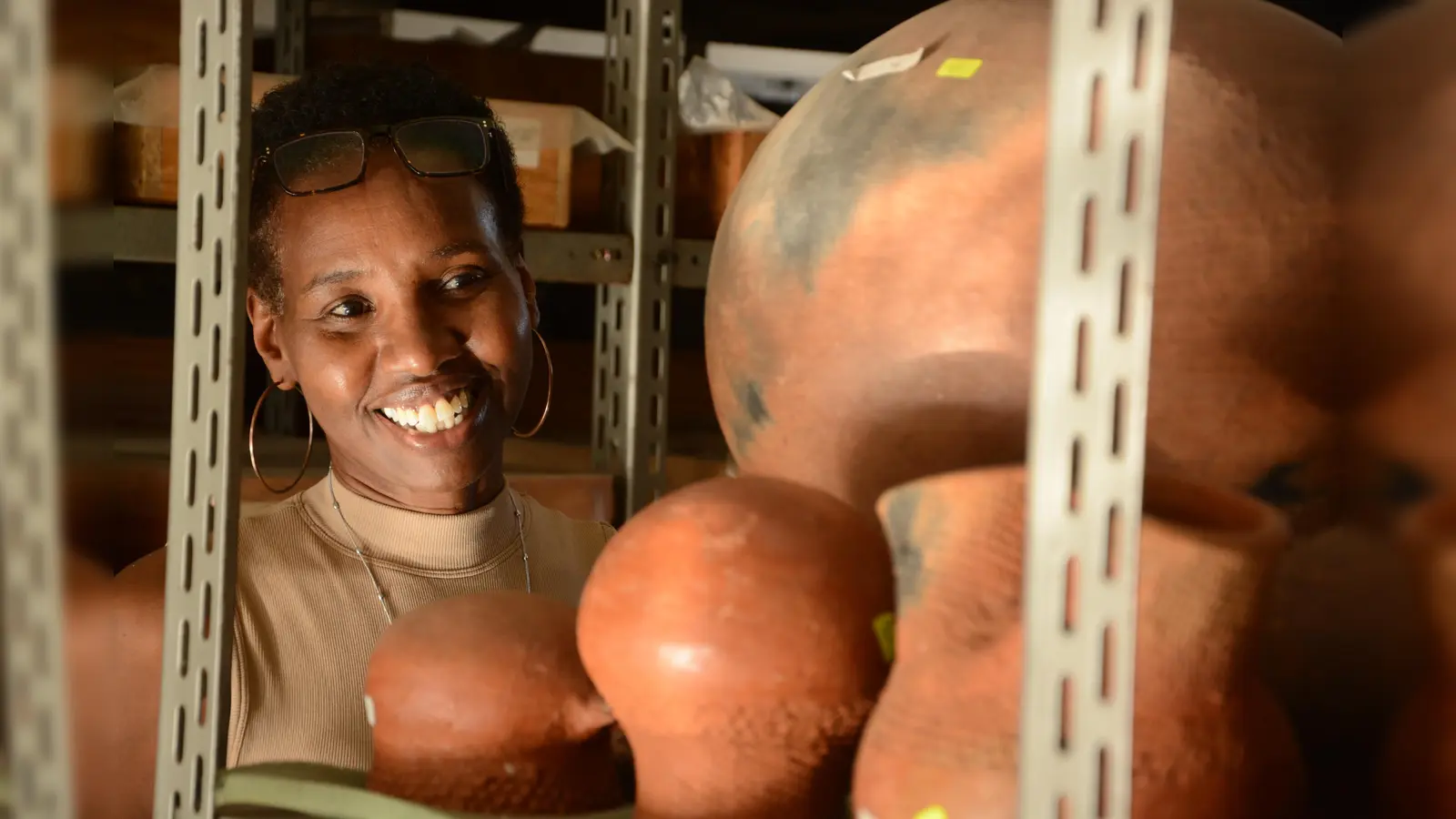 Afrika fasziniert durch seine Natur und Kultur. Aus einem archäologischen Forschungsprojekt ist die internationale Ausstellung „Planet Afrika” entstanden. Im Bild Freda Nkirote M&#39;Mbogori, Archäologin aus Nairobi, Kenia. (Symbolbild: © Nationalmuseen Kenia)