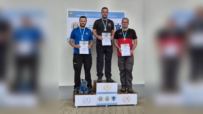 Alexander Asselborn von den 1. Dachauer Bogenschützen holt Bronze bei der Bayrischen Meisterschaft im 3D-Bogenschießen. (Foto: TSV 1865 Dachau)