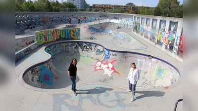 Was im Sommer geht, muss auch im Winter klappen: Die Stadträtinnen Kathrin Abele (links) und Julia Schönfeld-Knor besichtigen die Skateanlage im Hirschgarten. (Foto: SPD/Volt)