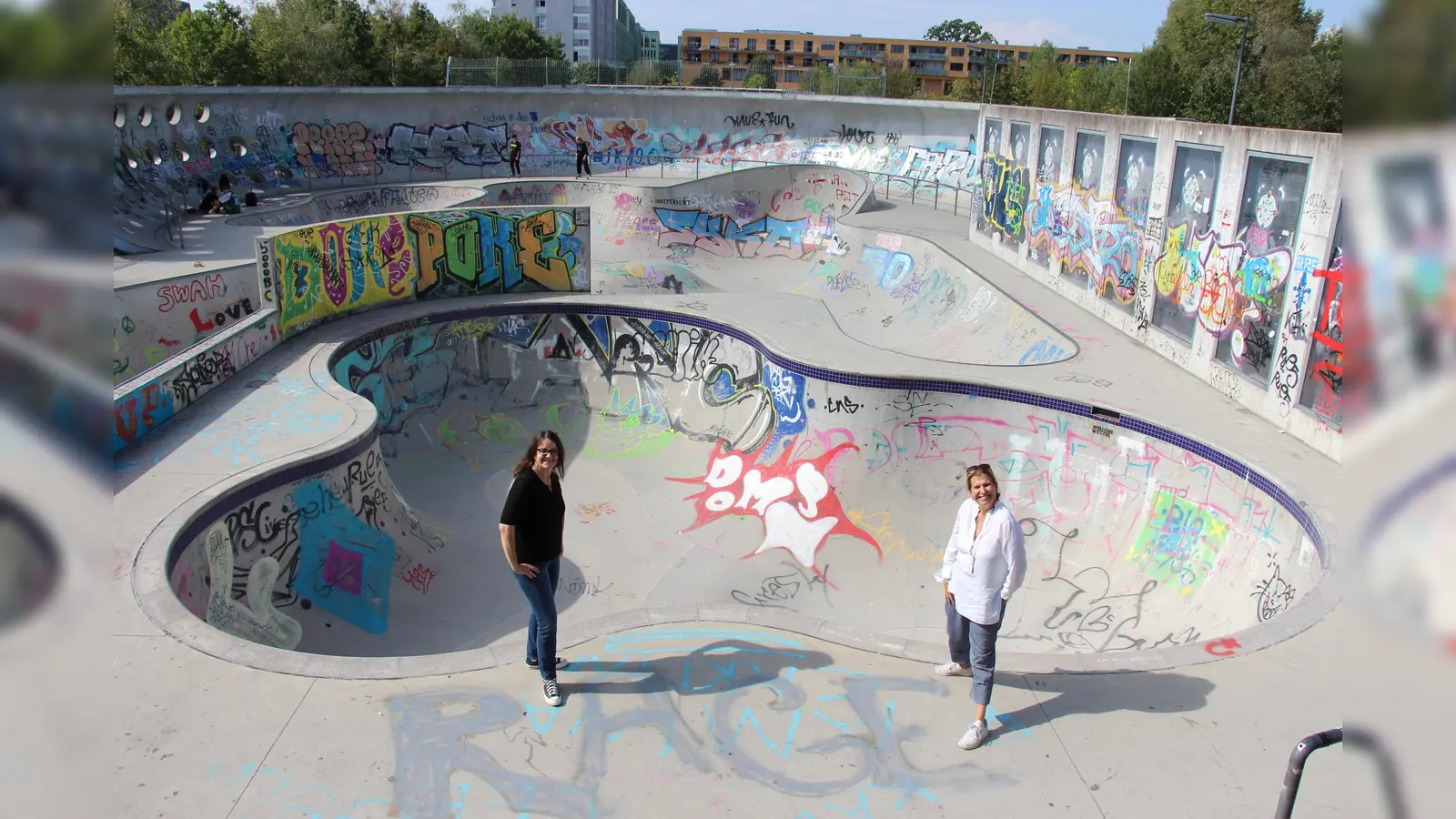 Was im Sommer geht, muss auch im Winter klappen: Die Stadträtinnen Kathrin Abele (links) und Julia Schönfeld-Knor besichtigen die Skateanlage im Hirschgarten. (Foto: SPD/Volt)