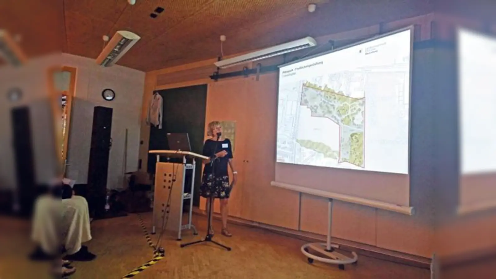 Gabriella Zaharias erläutert die Pläne ihres Landschaftsarchitekturbüros den Bogenhausern. Der 5,2 Hektar große Park soll ab Oktober gebaut werden.	 (Foto: ahi)