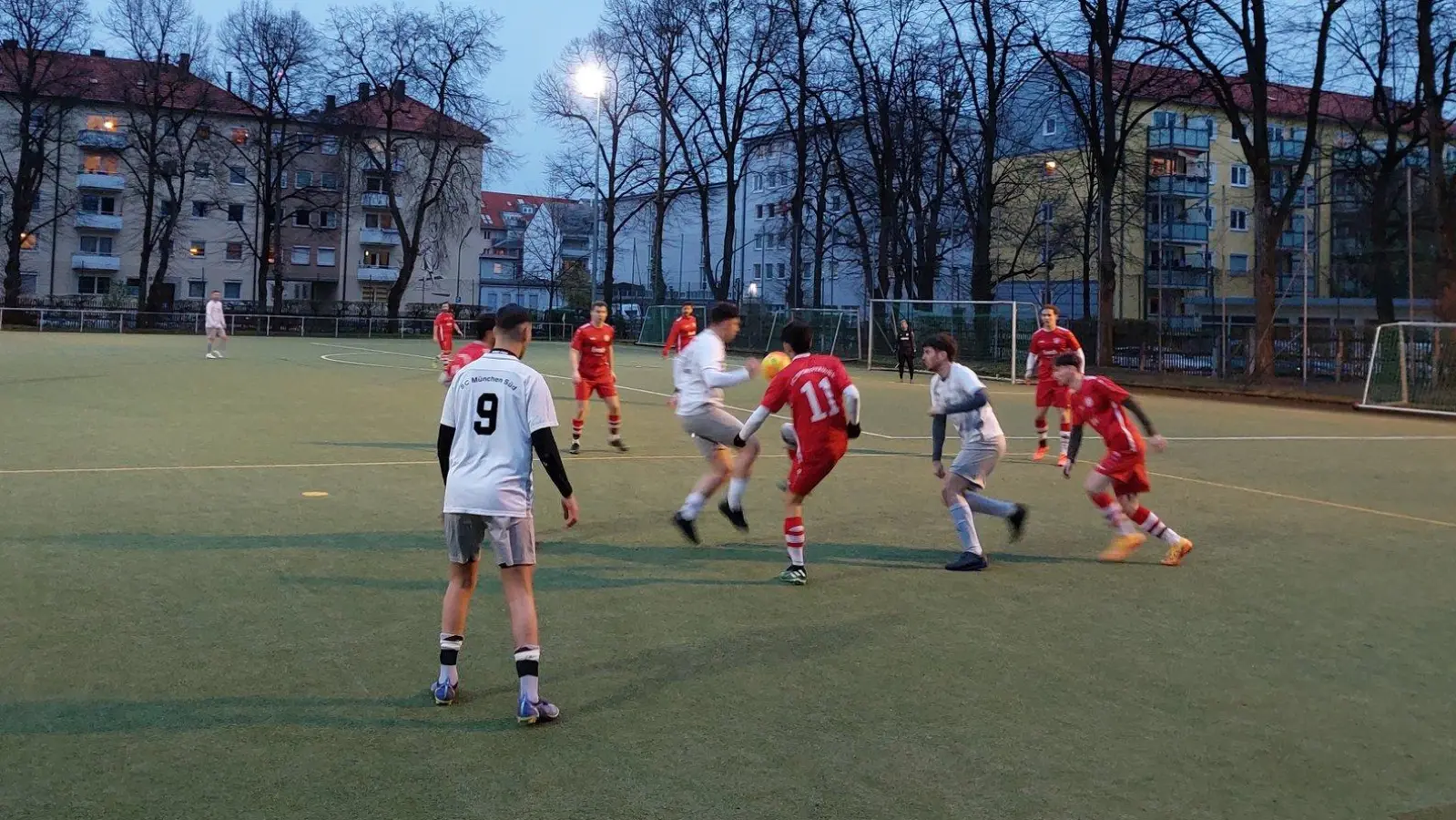 Der FC Sportfreunde München (rot) muss an der Wackersberger Straße beim FC Viktoria München antreten. (Foto: bas)