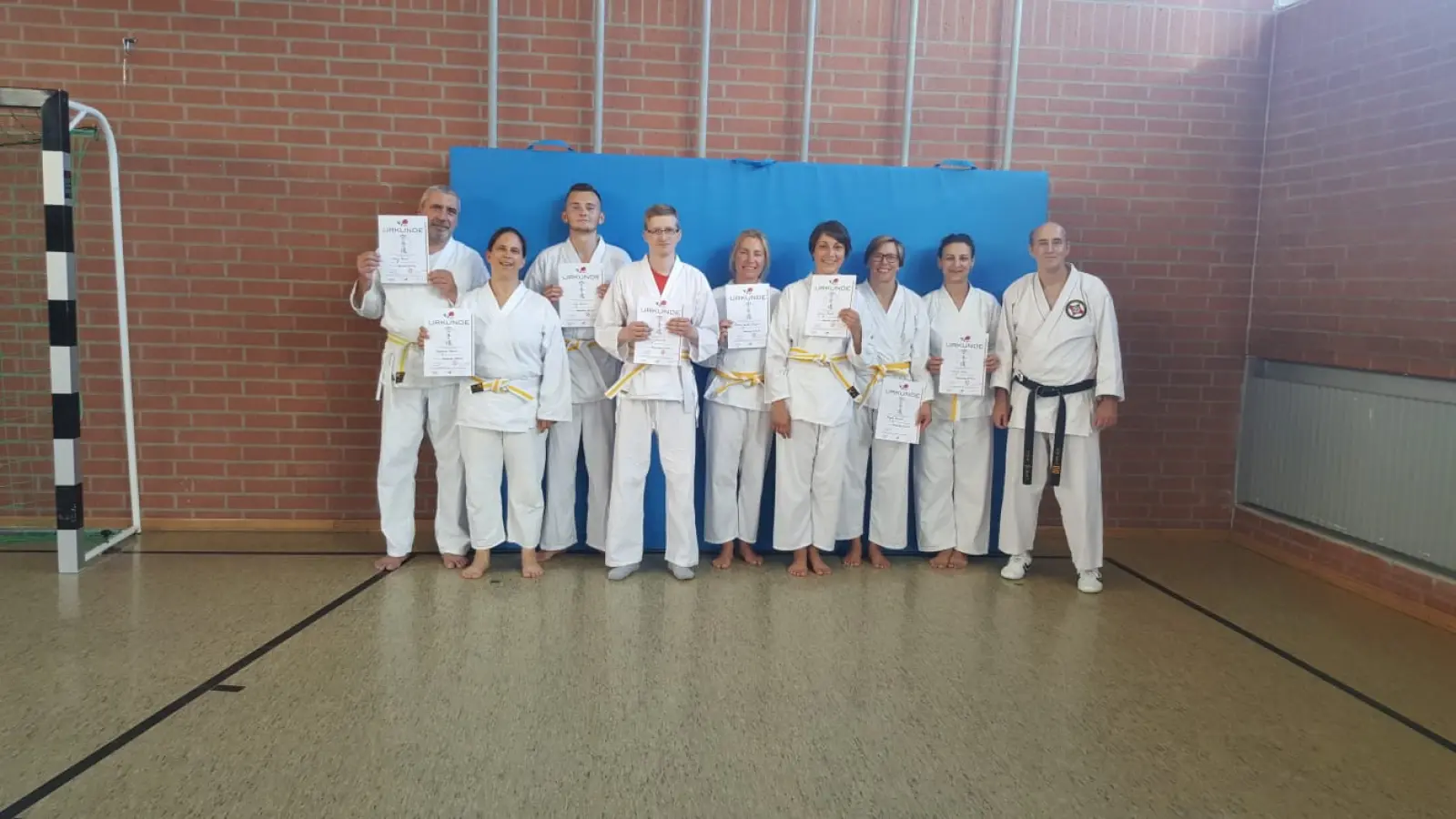 Auch 8 Erwachsene legten erfolgreich Ihre Prüfung bei Sensei Stefan Maier (rechts im Bild) ab.  (Foto: SV Hohenlinden)