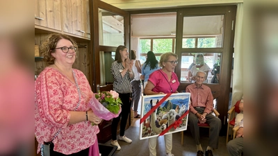 Freuten sich über die Eröffnung der Ausstellung (von links): Leiterin Diana Sturzenhecker und Durdica Stjepanovic (Leiterin Soziale Begleitung). (Foto: Ulrike Seiffert)