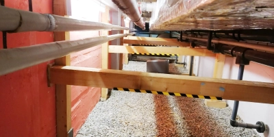 Im Untergeschoss muss das Schwimmbecken (linke Wand) mit Holzbalken abgestützt werden. (Foto: job)