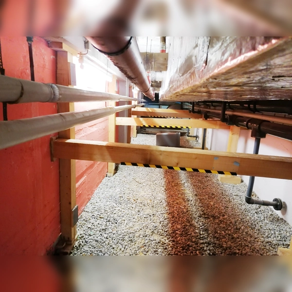 Im Untergeschoss muss das Schwimmbecken (linke Wand) mit Holzbalken abgestützt werden. (Foto: job)