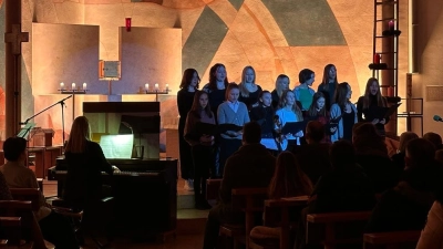 Die stimmungsvoll beleuchtete Kirche ergänzte sich wunderbar mit den musikalischen Darbietungen der Schülerinnen und Schüler. (Foto: RSH)