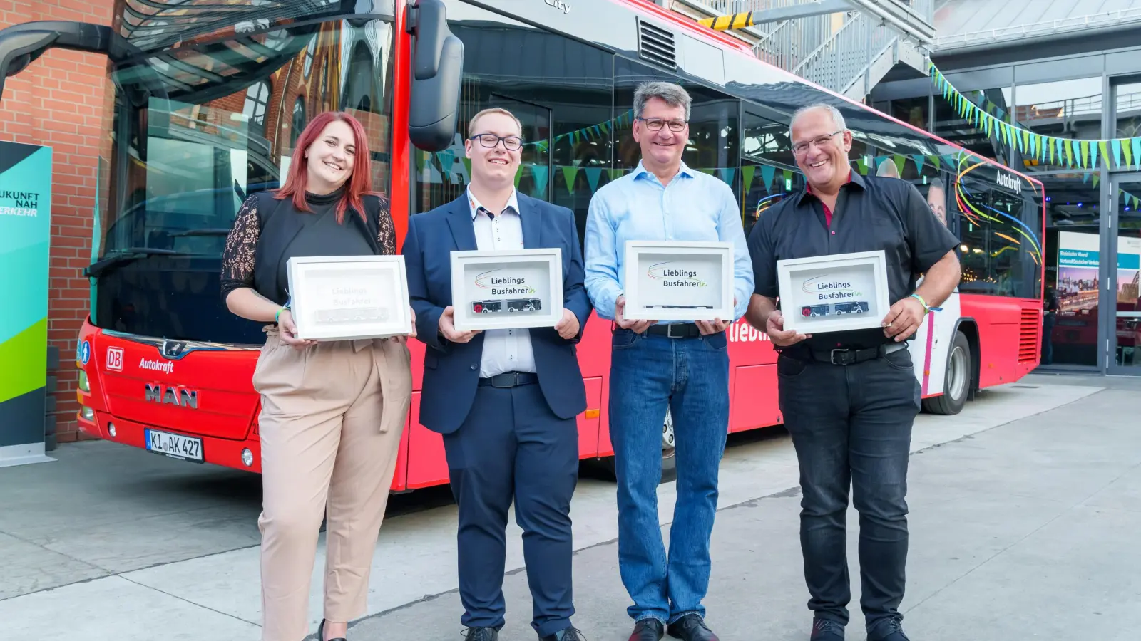 Das waren die Lieblingsbusfahrer des Jahres 2023: Sabrina Altieri, Jan Bziak, Thomas Kunz und Hakan Bugra (von links). (Foto: VDV)