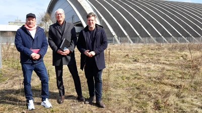 Die Paketposthalle soll zur „Halle für alle“ werden. Kulturveranstalter Michi Kern (links), Investor Ralf Büschl und Stadtplaner Julian Petrin (rechts) rufen Bürger zur Ideensammlung auf. (Foto: Beatrix Köber)
