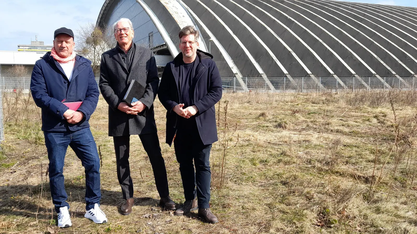 Die Paketposthalle soll zur „Halle für alle“ werden. Kulturveranstalter Michi Kern (links), Investor Ralf Büschl und Stadtplaner Julian Petrin (rechts) rufen Bürger zur Ideensammlung auf. (Foto: Beatrix Köber)