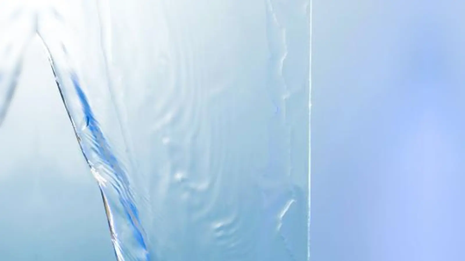 Der Selbstreinigungseffekt von Bioclean basiert auf einer Beschichtung aus Titandioxid, die fest mit dem Glas verbunden ist (Foto: djd/SAINT-GOBAIN)