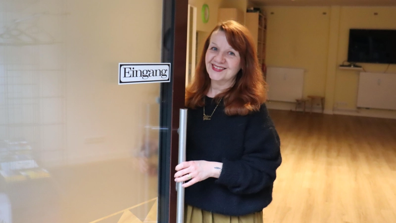 Margit Alt leitet den Nachbarschaftstreff in der Au, der sich in der Gebsattelstraße 2 befindet. Zweimal wöchentlich bietet sie eine offene Sprechstunde an. Das Angebot an Kursen und Veranstaltungen möchte sie ausbauen. (Foto: bas)