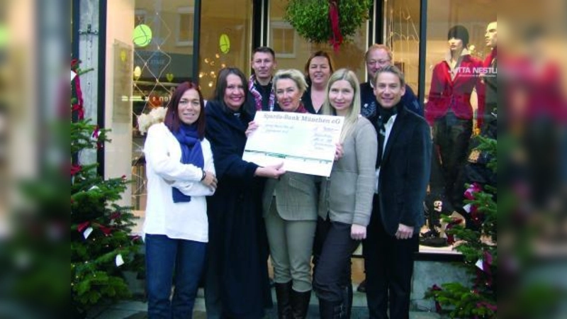 Graciela de Cammerer (2.v.l.) von Horizont e.V. nahm den Scheck über 3000 Euro (2.v.l.) von Rieke Mrosk (li.), Martin Böhler (Schuhhaus Raab, 3.v.l.), Monika Badersdorf (Sparda Bank Pasing, 4.v.l), Jutta Nestler (Nestler Modewelt, 4.v.r.), Malgorzata Grethlein (Mini König, 3.v.r.), Reiner Wild (2.v.r.), und Florian Boniberger (Boniberger Herrenmoden, re.) entgegen. (Foto: jk)