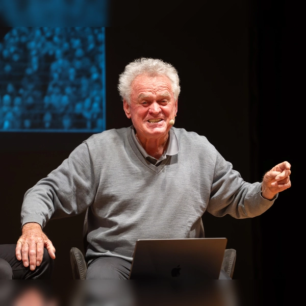 In „Sepp Maier live“ erleben die Besucher nicht nur den legendären Torwart, sondern auch den Menschen hinter dem Mythos.  (Foto:  Bruno Märkl)