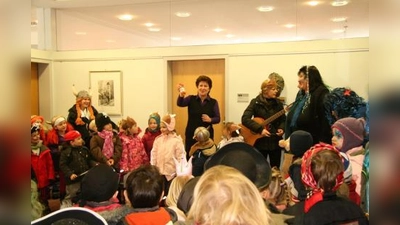 Die Kinder des Caritas-Kinderhauses kamen mit ihrem Faschingsprogramm ins Rathaus. Im Hintergrund v.l. Elisabeth Wallner, Christine Borst, Christine Lang und Renate Kleinmond. (Foto: US)