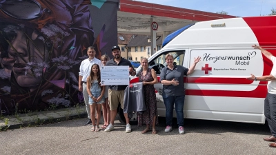 Von links: Andreas Lindner, Mathilda und Charlotte Westermeier, der Künstler Mr. Woodland, Veronika Westermeier, Andrea Häuslmeir und Jürgen Loher. (Foto: Danuta Pfanzelt)