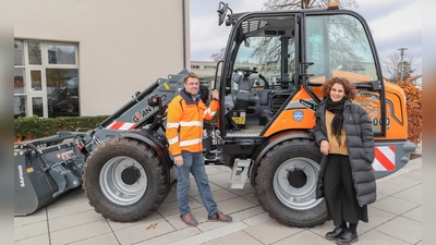 Bauhofleiter Josef Mörtl und Kämmerin Miryam Goodwin mit dem neuen Teleskop-Radlader vor dem Rathaus Herrsching.  (Foto: Gemeinde Herrsching)