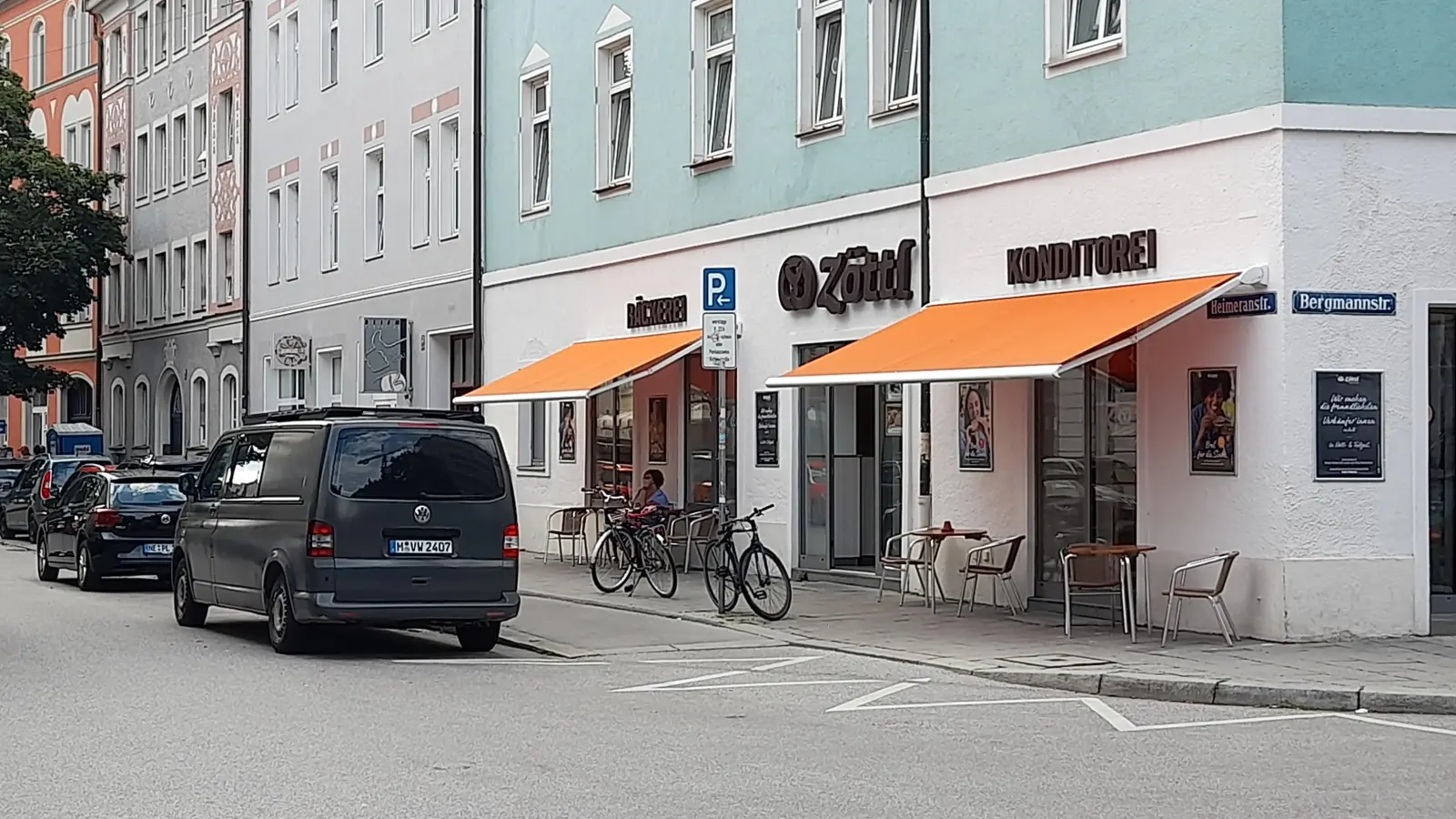 Die zickzack-Markierung vor dem Bäcker zeigt an, dass hier Haltverbot herrscht. Dennoch ist die Kreuzung Bergmann- / Heimeranstraße selten so frei passierbar wie hier im Bild. (Foto: Beatrix Köber)