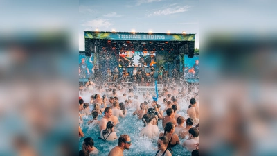 Ab Juni wird die größte Therme der Welt wieder zum Hotspot für Musik- und Sommerliebhaber. (Foto: Therme)